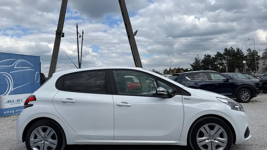 PEUGEOT 208 -
