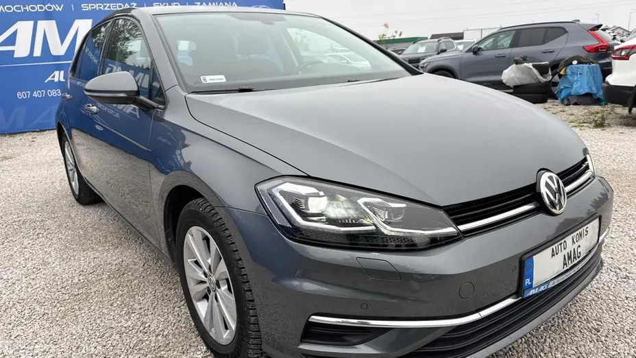 VOLKSWAGEN Golf -