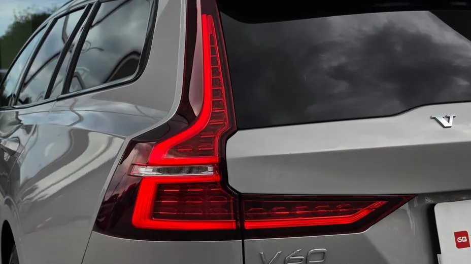 VOLVO V60 V60 T6 AWD Plug-In Hybrid Plus Dark aut