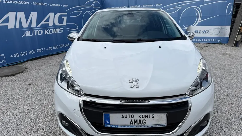 PEUGEOT 208 -