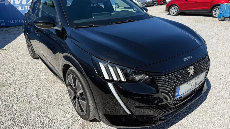 PEUGEOT 208 -
