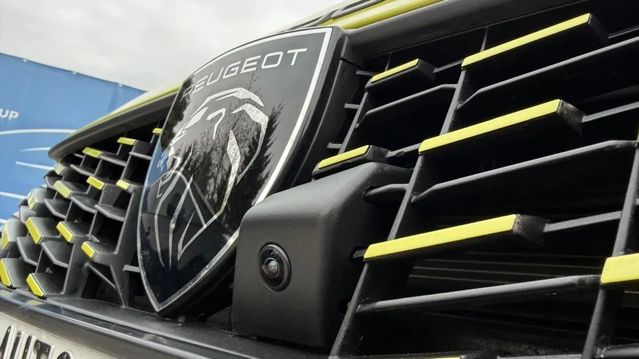 PEUGEOT 208 -