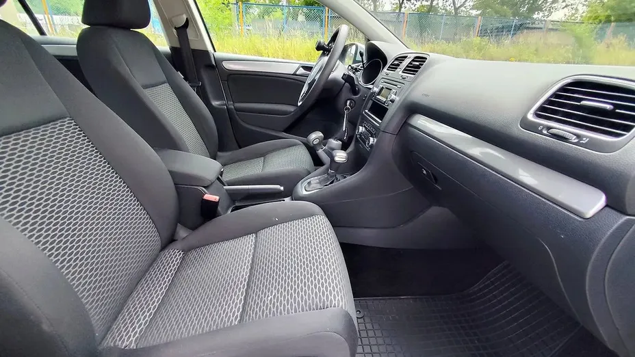 VOLKSWAGEN Golf -