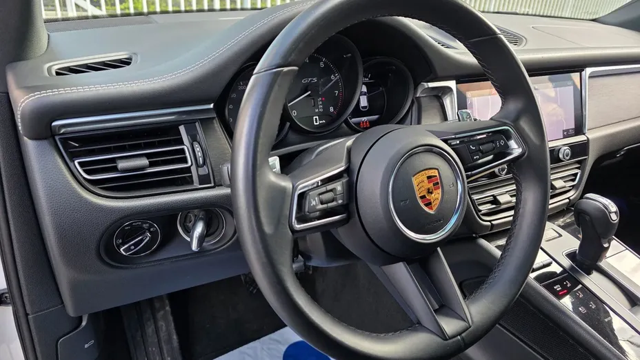 PORSCHE Macan -