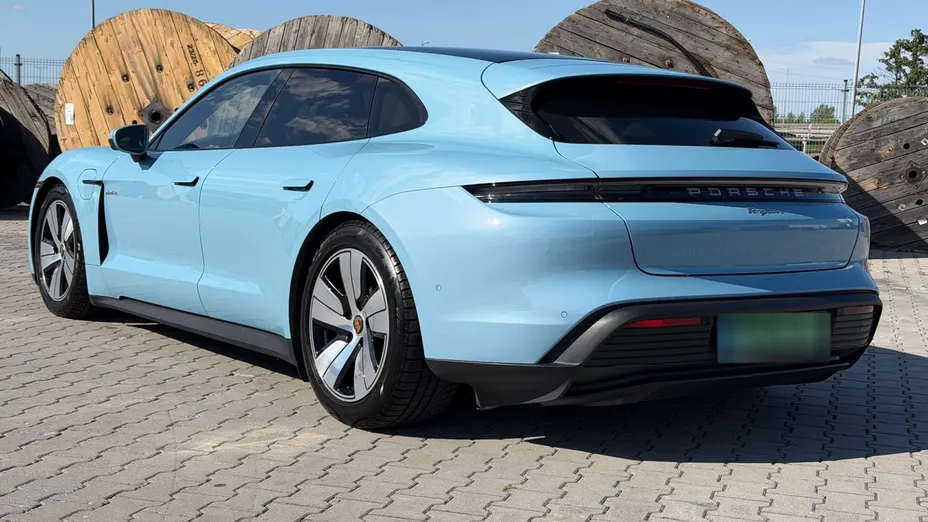 PORSCHE Taycan -