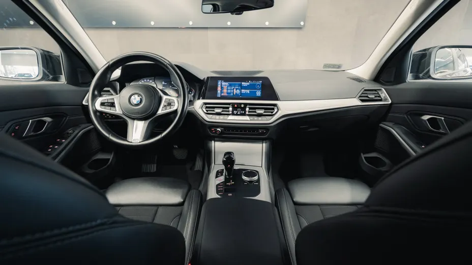 BMW Seria 3 330i Advantage aut