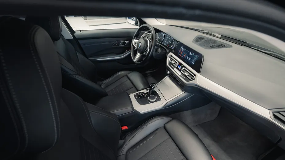 BMW Seria 3 330i Advantage aut