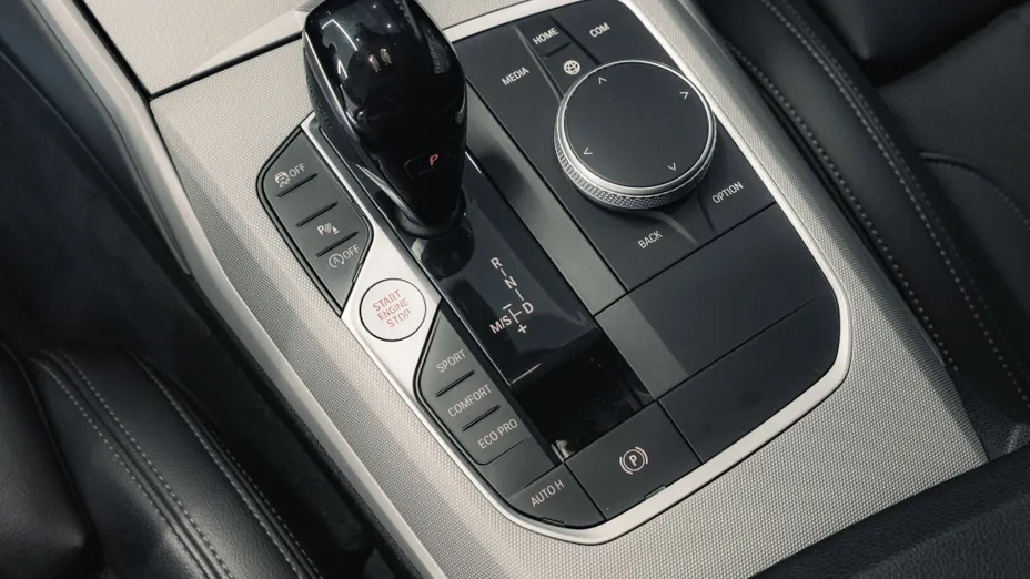 BMW Seria 3 330i Advantage aut