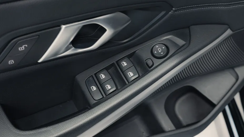 BMW Seria 3 330i Advantage aut