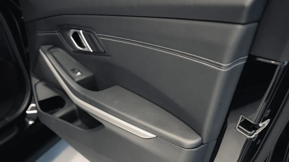 BMW Seria 3 330i Advantage aut