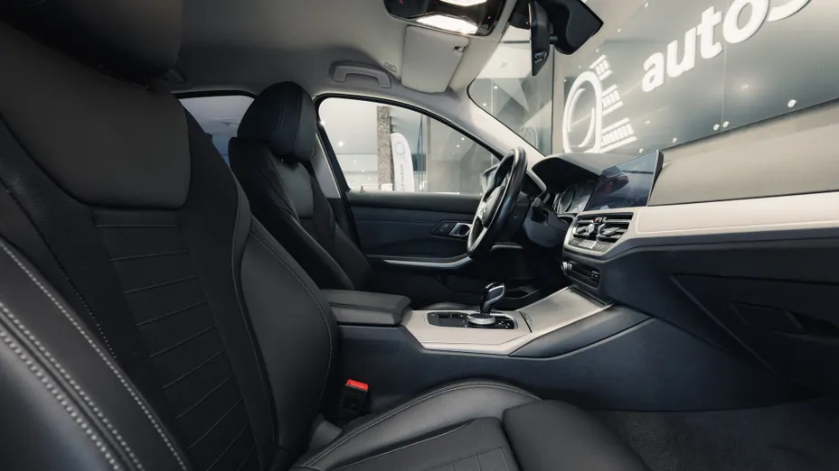 BMW Seria 3 330i Advantage aut