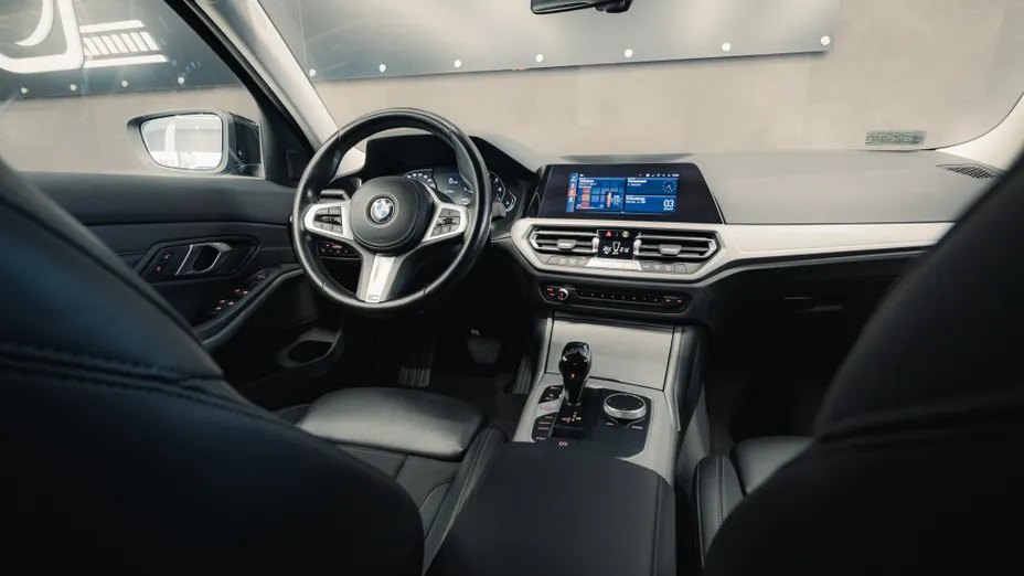 BMW Seria 3 330i Advantage aut