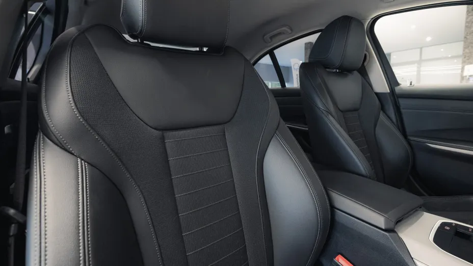 BMW Seria 3 330i Advantage aut