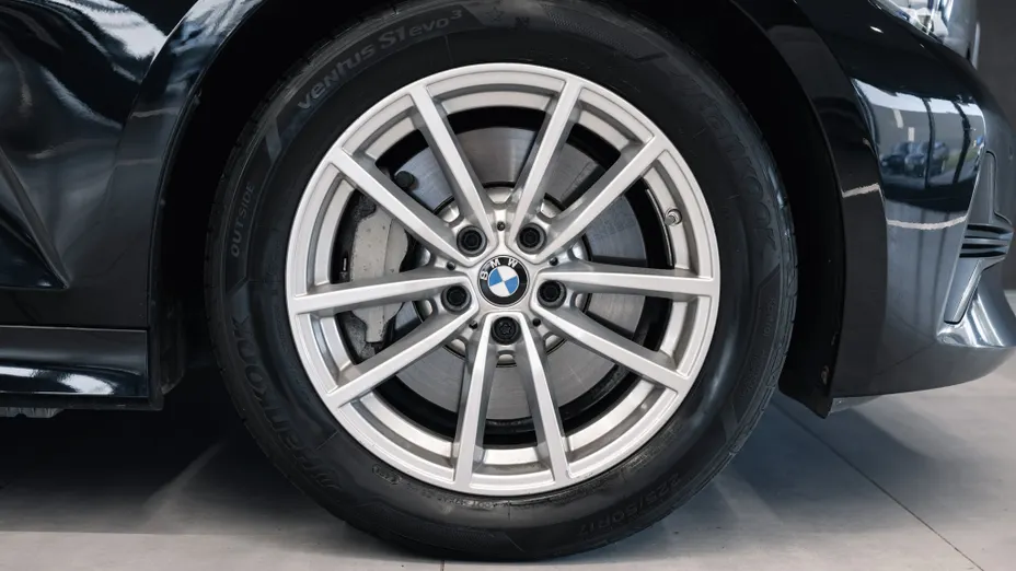 BMW Seria 3 330i Advantage aut