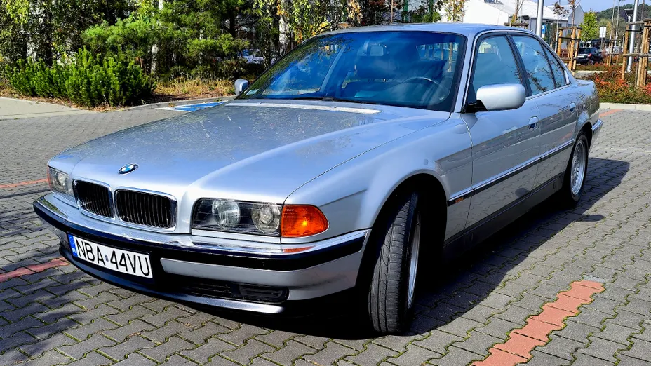 BMW Seria 7 740i V8