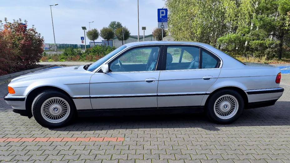 BMW Seria 7 740i V8