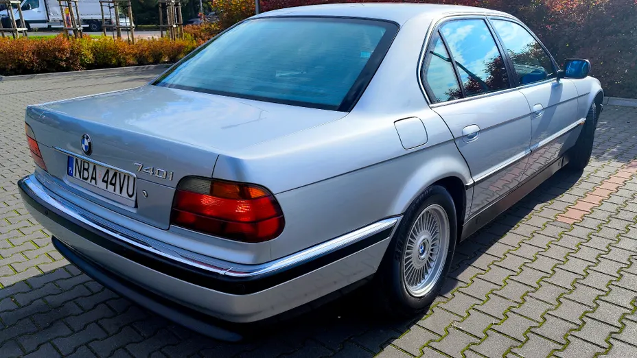 BMW Seria 7 740i V8