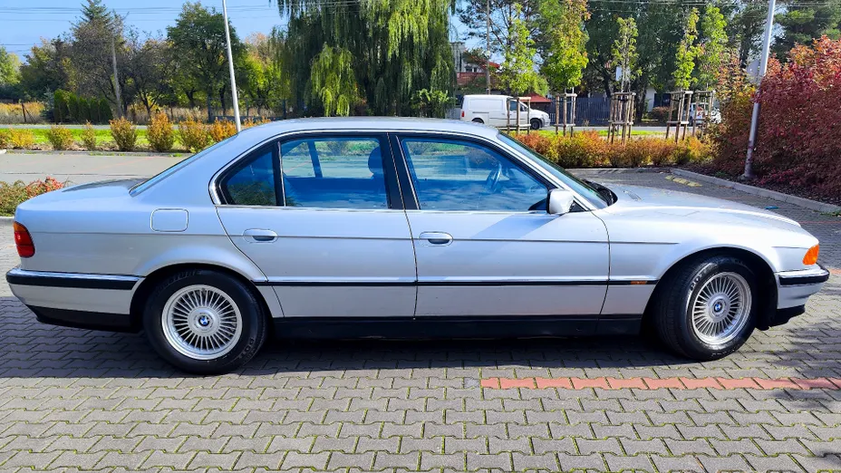 BMW Seria 7 740i V8