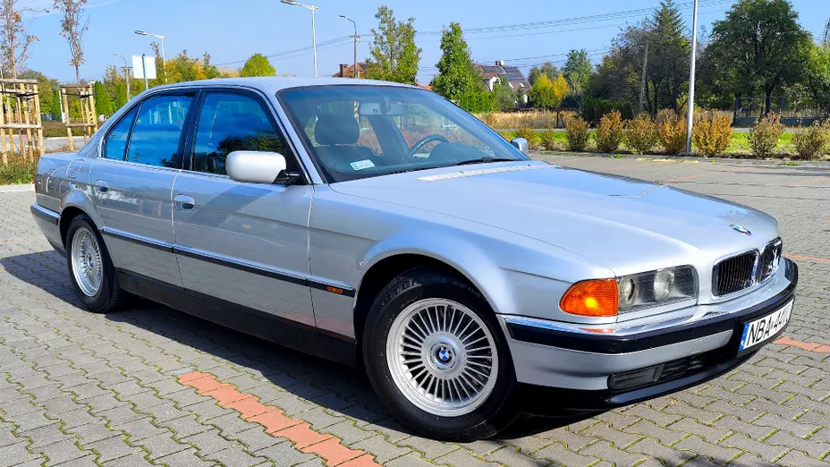 BMW Seria 7 740i V8