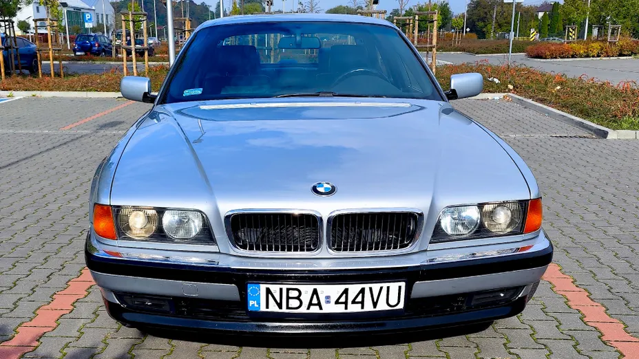 BMW Seria 7 740i V8