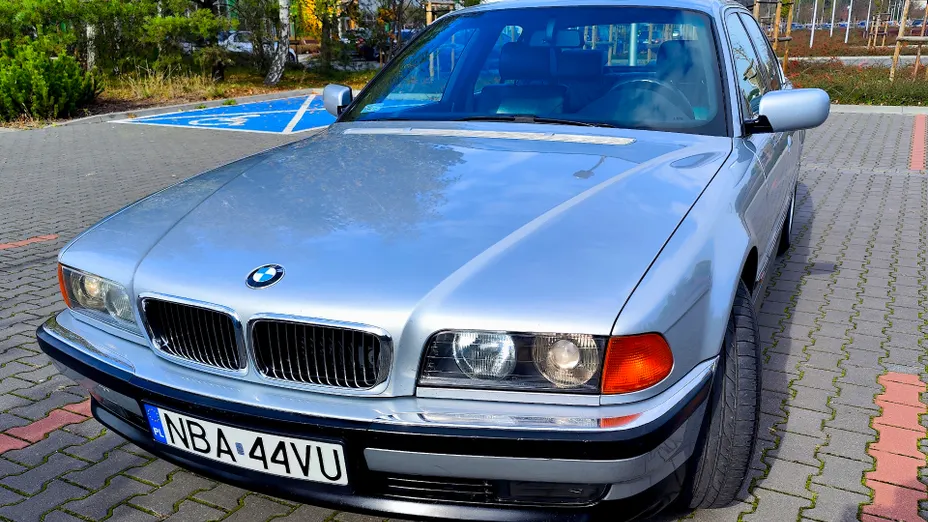 BMW Seria 7 740i V8