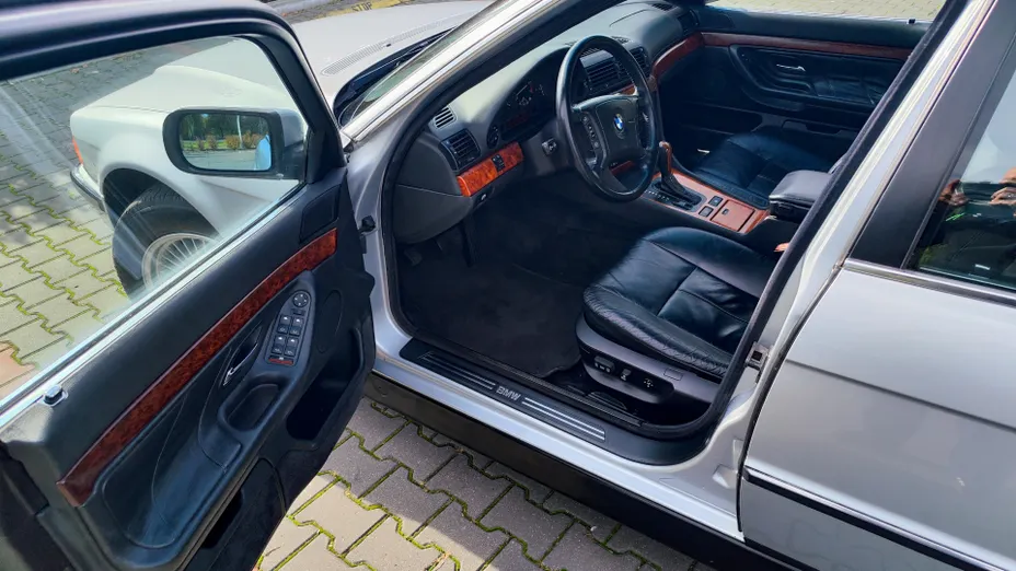 BMW Seria 7 740i V8