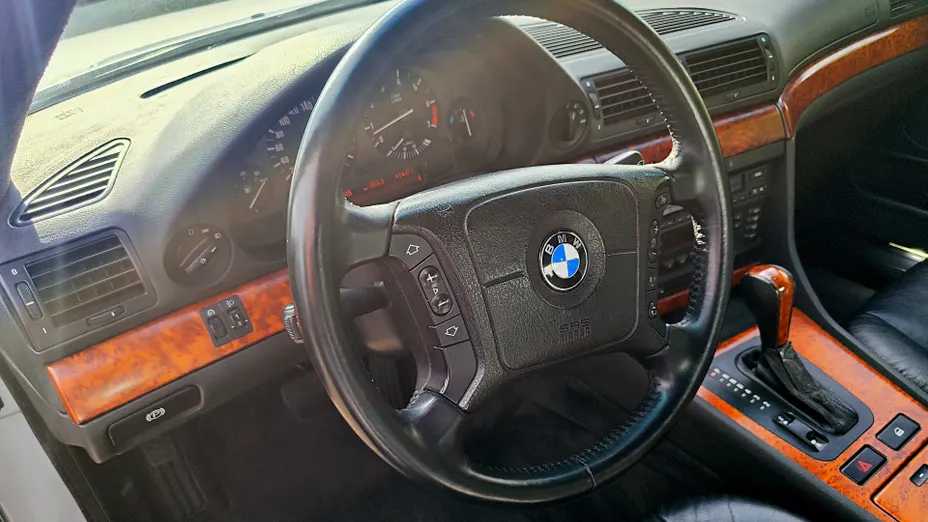 BMW Seria 7 740i V8