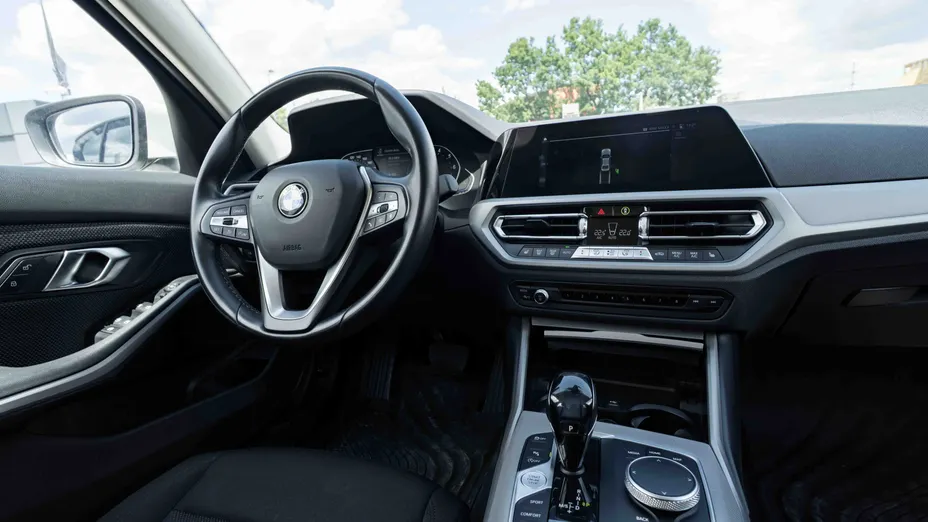 BMW Seria 3 318i Advantage aut