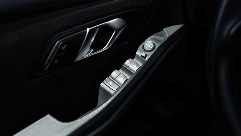 BMW Seria 3 318i Advantage aut