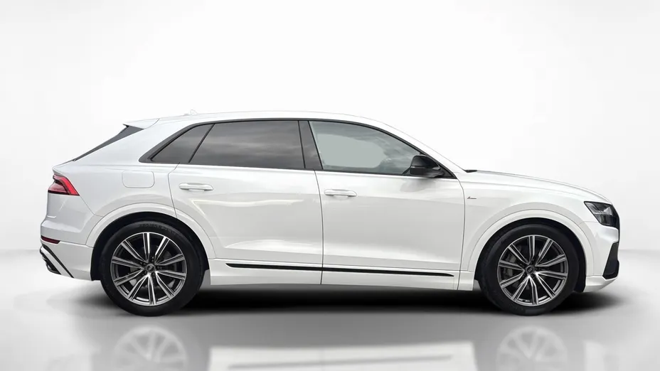AUDI Q8 -