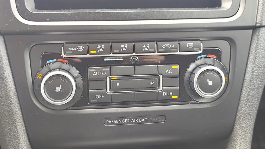 VOLKSWAGEN Golf -