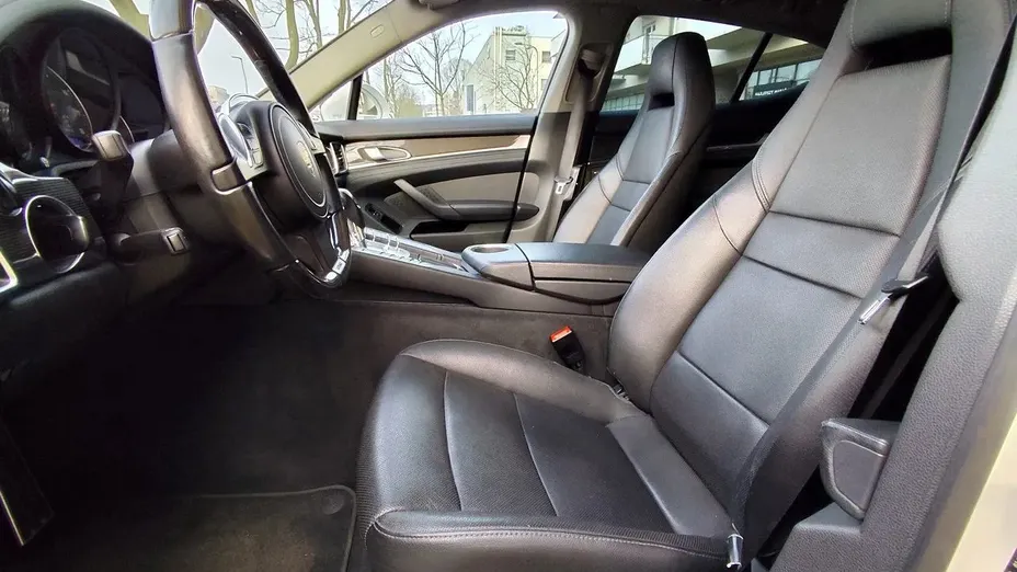 PORSCHE Panamera -