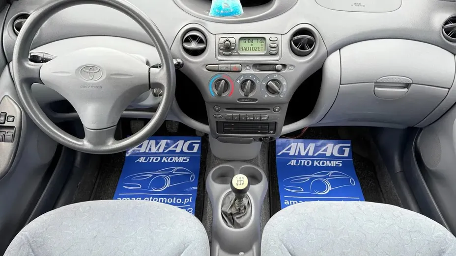 TOYOTA Yaris -