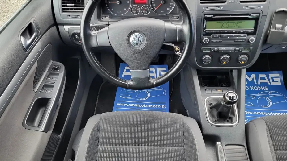 VOLKSWAGEN Golf -