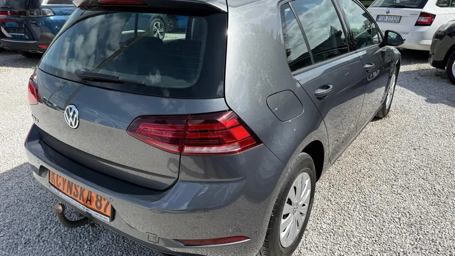 VOLKSWAGEN Golf -