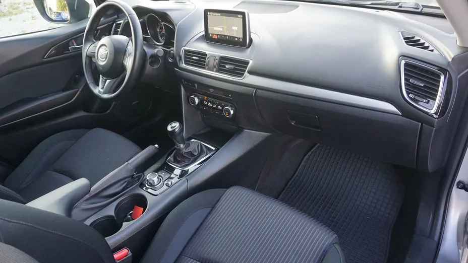 MAZDA 3 -
