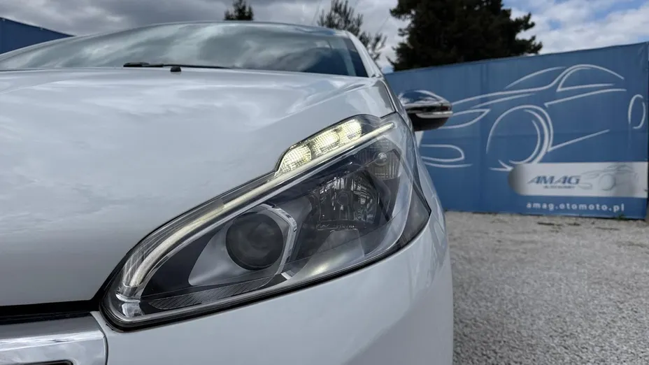PEUGEOT 208 -
