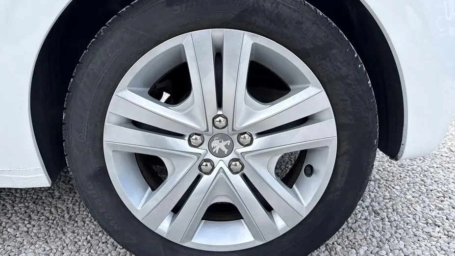 PEUGEOT 208 -