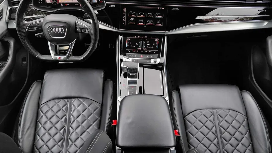 AUDI Q8 -