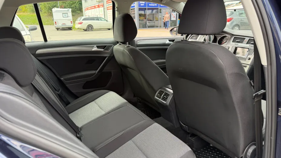 VOLKSWAGEN Golf -