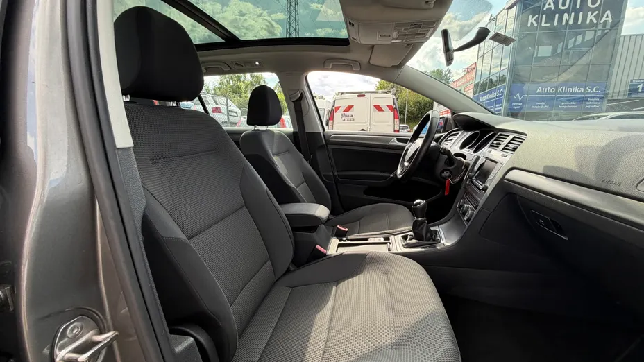 VOLKSWAGEN Golf -