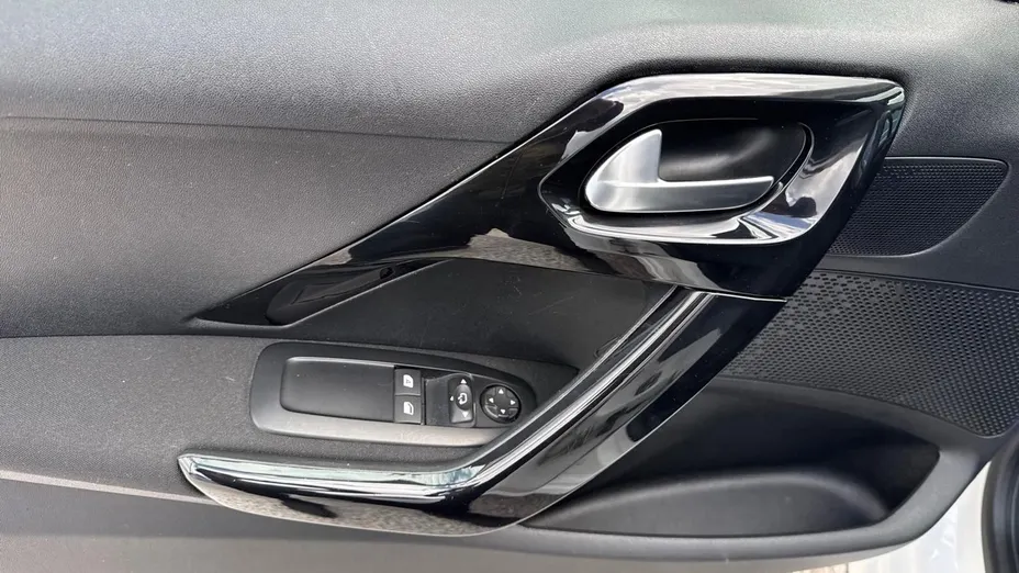PEUGEOT 208 -
