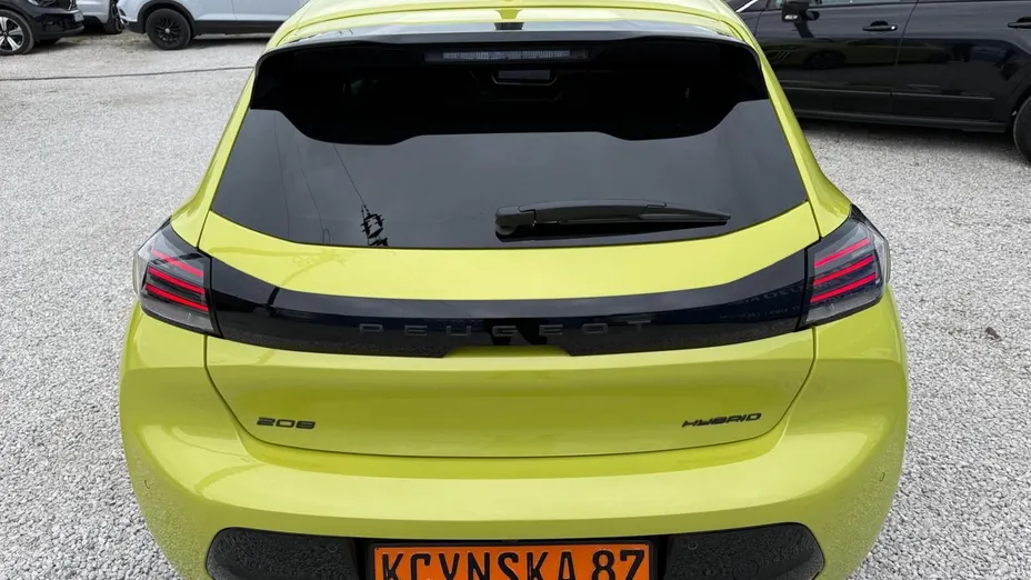 PEUGEOT 208 -