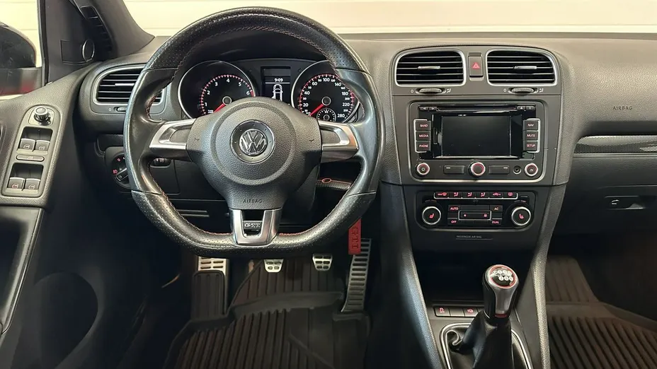 VOLKSWAGEN Golf -