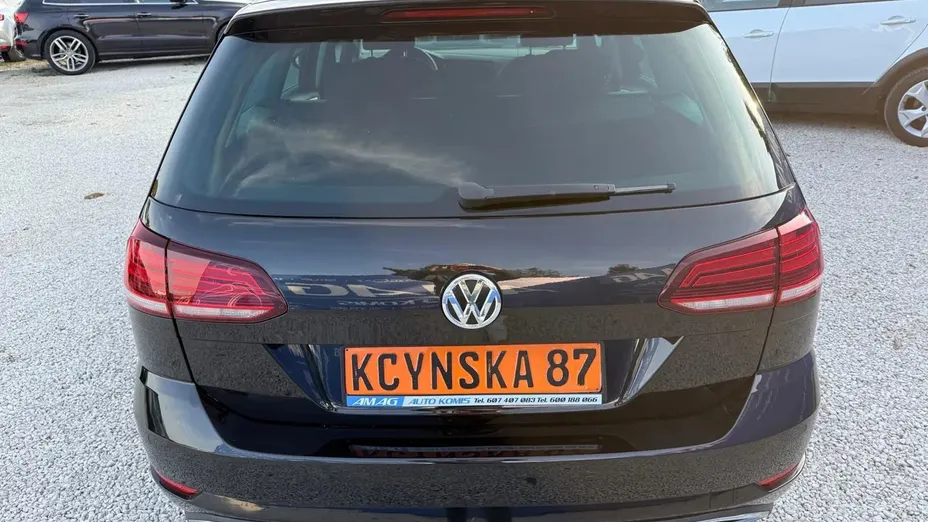 VOLKSWAGEN Golf -