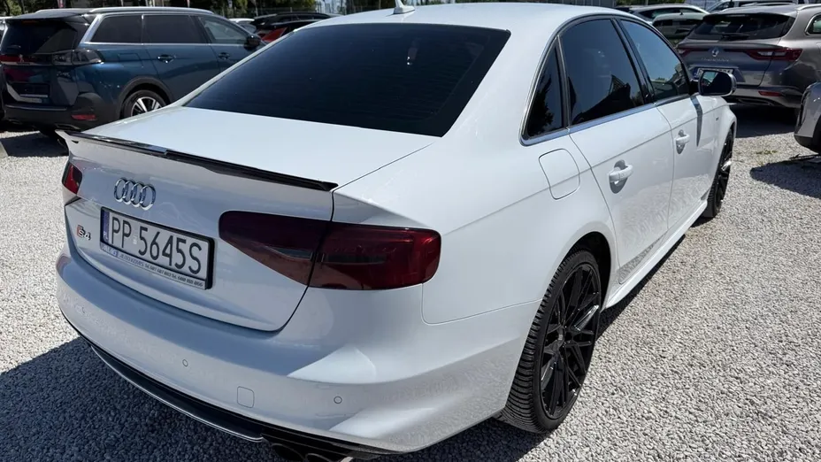 AUDI S4 -