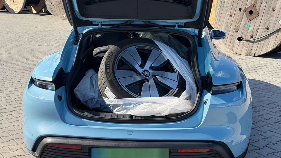PORSCHE Taycan -