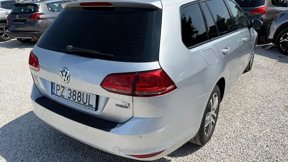 VOLKSWAGEN Golf -