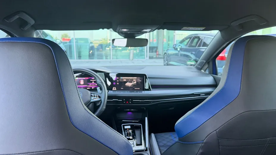 VOLKSWAGEN Golf -