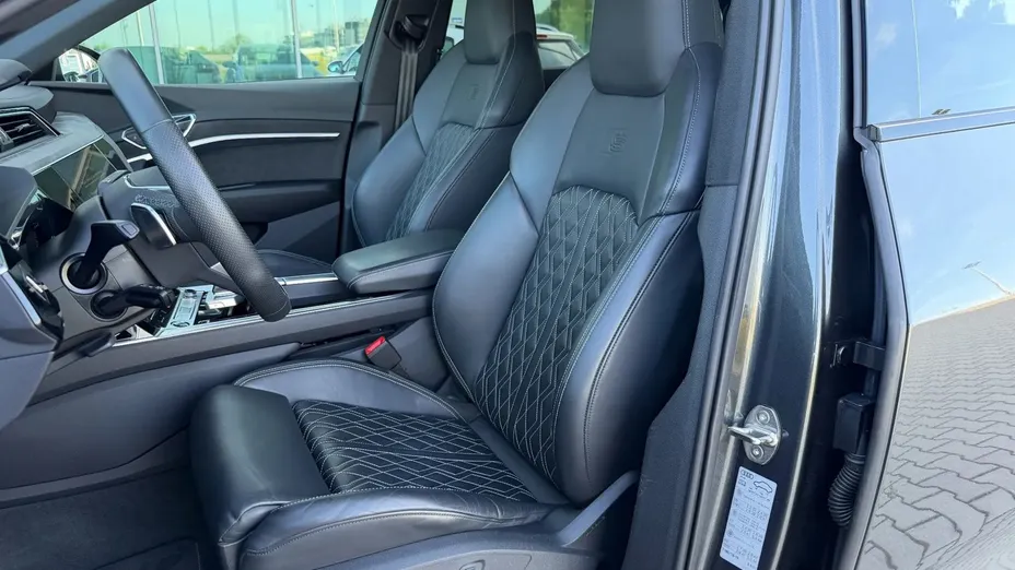AUDI e-tron -